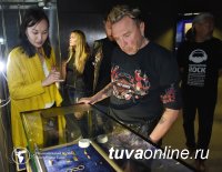 Рок-музыканта Гарика Сукачева познакомили в Туве с уникальной коллекцией филигранных золотых украшений скифских царей