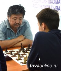 Команда шахматистов Кызыла выиграла в шахматном турнире на Наадыме живого барана
