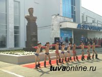 В Туве увековечили память первого летчика республики Чооду Кидиспея. У входа в аэропорт Кызыла открыт памятник