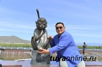 В Кызыл приехал легендарный монгольский борец Асашори Дагвадорж