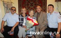 Сотрудники полиции поздравили ветерана органов внутренних дел Анну Иргит с 90-летним юбилеем