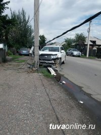 Кызыл: Водитель, въехавший в электроопору, заплатит за нанесенный ущерб