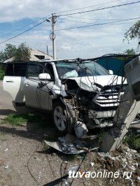 Кызыл: Водитель, въехавший в электроопору, заплатит за нанесенный ущерб