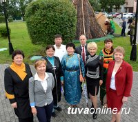 Традиция нового времени: в Туве возложили венки к памятнику Монгушу Буян-Бадыргы