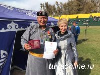 Борец-Лев Маадыр Монгуш награжден медалью "За вклад в развитие города Кызыла"