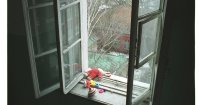 В Кызыле 5-летняя девочка выпала из окна 6-го этажа
