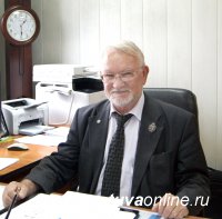 Почетный гражданин Кызыла Владимир Лебедев принимает поздравления с Днем рождения