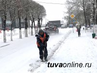 В Кызыле в дни снегопада усиленно работает снегоуборочная техника