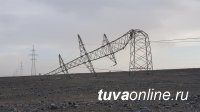 В приграничном с Тувой городе Улангом (Монголия) ураганный ветер сбил металлические опоры электролинии