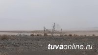В приграничном с Тувой городе Улангом (Монголия) ураганный ветер сбил металлические опоры электролинии