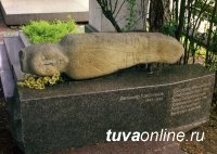 Каменное изваяние из Тувы на Новодевичьем кладбище в Москве?