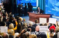 “Путин — щука” и “Полетаем?”: самые цепляющие плакаты журналистов на пресс-конференции президента РФ