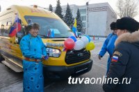 13 школьных автобусов и 10 автомашин скорой помощи прибыли в канун Нового года в Туву