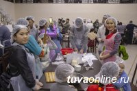 Тува: Иностранные студенты лепили пельмени для благотворительной акции к Шагаа