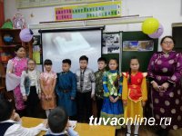 Школьники Кызыла постигали суть обряда «Чолукшуур»