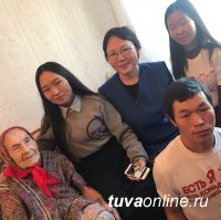 "Добрые сердца Тувы" и активист "Единой России" поздравили ветерана войны с Шагаа
