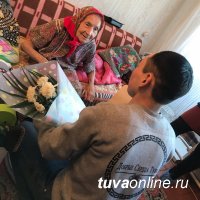 "Добрые сердца Тувы" и активист "Единой России" поздравили ветерана войны с Шагаа