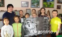 Тува: Заповедник "Убсунурская котловина" подарил календарь с ирбисом поддерживающим экологические инициативы организациям и землякам
