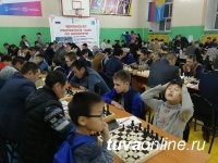 Самому младшему участнику Чемпионата Тувы по шахматам - 6 лет, старшему - 89