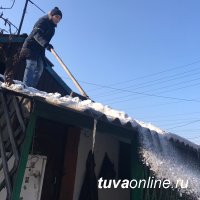 "Добрые сердца Тувы" помогают пожилым кызылчанам очищать снег с крыш