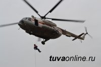 Тувинские спасатели отработали беспарашютное десантирование с вертолета