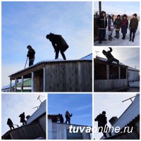 "Добрые Сердца" Овюрского кожууна Тувы помогают пожилым односельчанам убирать снег с крыш и дворов