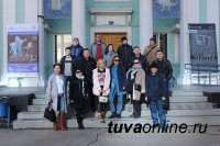 Тувинский государственный театр кукол передал символ Года Театра в России Иркутской области 