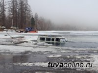 Тува: автомобиль УАЗ провалился под лед на закрытой ледовой переправе. Пьяный водитель спасся