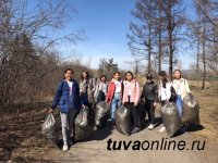 Туран: "Добрые сердца Тувы" убрали от мусора территорию парка, прилегающую к памятнику Красным партизанам