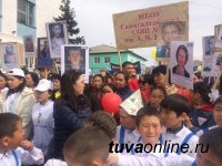 Тува: В Самагалтае участники Первомайского парада пронесли портреты людей Труда кожууна, своих дедов и прадедов