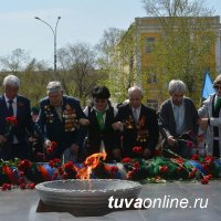 В Кызыле прошла церемония возложения венков Мемориалу воинов-победителей в Великой Отечественной войне