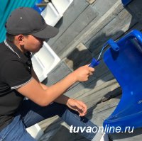 "Добрые Сердца Тувы" помогли покрасить скамейки на трибунах стадиона им. 5-летия Советской Тувы