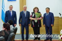 Глава Тувы накануне Дня России вручил государственные награды жителям республики