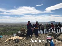 В Туве на священной горе Байза у села Ээрбек возобновлен ежегодный обряд освящения оваа