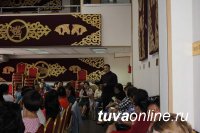 В Туве ведущие семейных праздников откажутся от частого "взбадривания" гостей к алкогольным возлияниям
