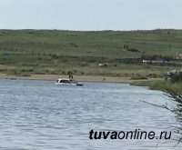 Тува: установлена автолюбительница, заехавшая на машине в лечебное озеро Дус-Холь