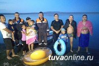 Неравнодушные кызылчане спасли унесенных на середину озера Хадын детей