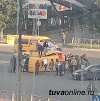 В Кызыле в результате ДТП опрокинулось маршрутное такси