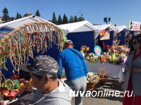 День города в Кызыле начался с праздничного шествия и хлебосольных подворий