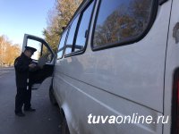 В Туве госавтоинспекторы выявили водителя, осуществлявшего перевозку пассажиров без лицензии и водительского удостоверения