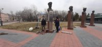 В Кызыле разыскивают автолюбителя, наехавшего на стелу с бюстом Героя Советского Союза на площади Победы