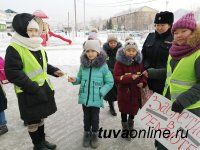 Тува: В Шагонаре госавтоинспекторы и юные инспекторы движения провели акцию "Безопасную дорогу детям!"