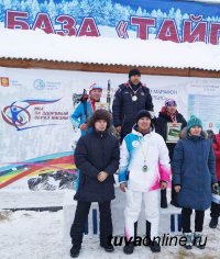 В Туве на открытии зимнего сезона сотрудники МЧС России завоевали призовые места в лыжных гонках