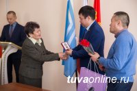 Ветеранам Кызыла вручили юбилейные медали к 75-летию годовщины победы в Великой Отечественной войне