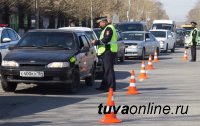 В столице Тувы госавтоинспекторы устроили для автовладельцев сплошную проверку