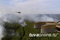 На природные пожары в Туве военный вертолет сбросил первые 30 тонн воды