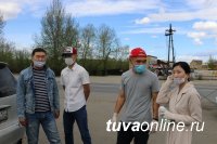 Активисты Молодежного хурала Тувы сшили маски для сотрудников МУП "Благоустройство"