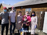 Активисты Молодежного хурала Тувы сшили маски для сотрудников МУП "Благоустройство"