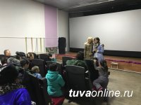 Сенатор Дина Оюн организовала для детей Правобережья "культпоход" в новый кинотеатр микрорайона