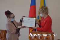 Сенатор Дина Оюн вручила государственные награды деятелям культуры